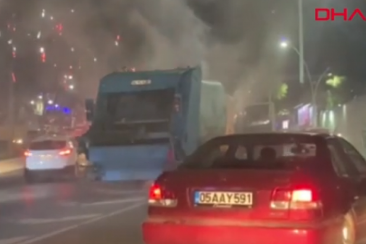 İstanbul Sultangazi'de &ccedil;&ouml;p kamyonu alev alev yandı