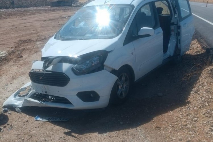 Siirt'te kaza! Hafif ticari ara&ccedil; ve otomobil kafa kafaya &ccedil;arpıştı