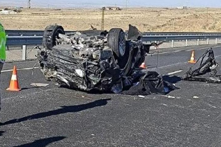 Diyarbakır'da lastiği patlayan ara&ccedil; taklalar attı: 3 kişi hayatını kaybetti