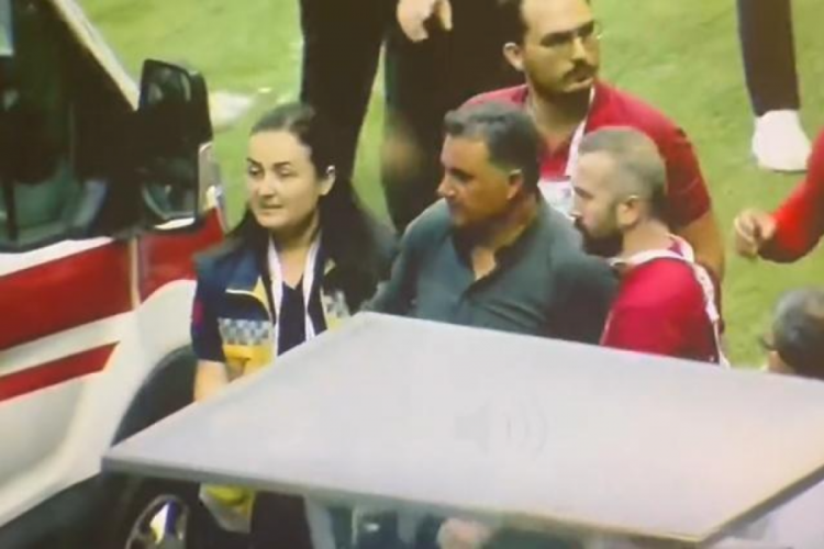 Giresunspor Teknik Direkt&ouml;r&uuml; Mustafa Kaplan ma&ccedil; sırasında fenalaştı
