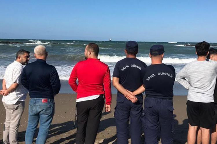 Sakarya'da dalgalara kapılan &ccedil;ocuk kayboldu