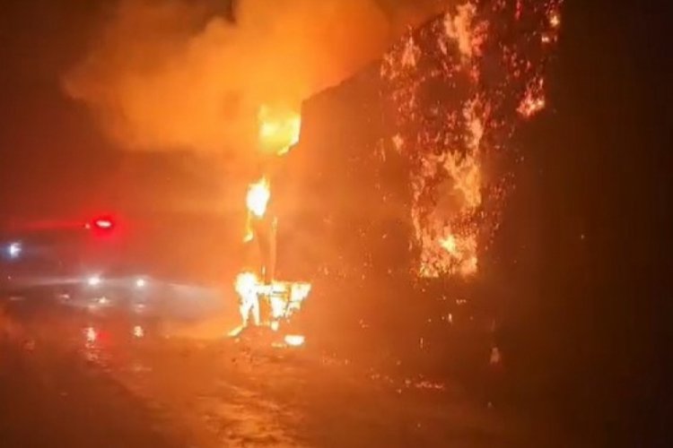 Manisa'da seyir halindeki saman y&uuml;kl&uuml; kamyon yandı!