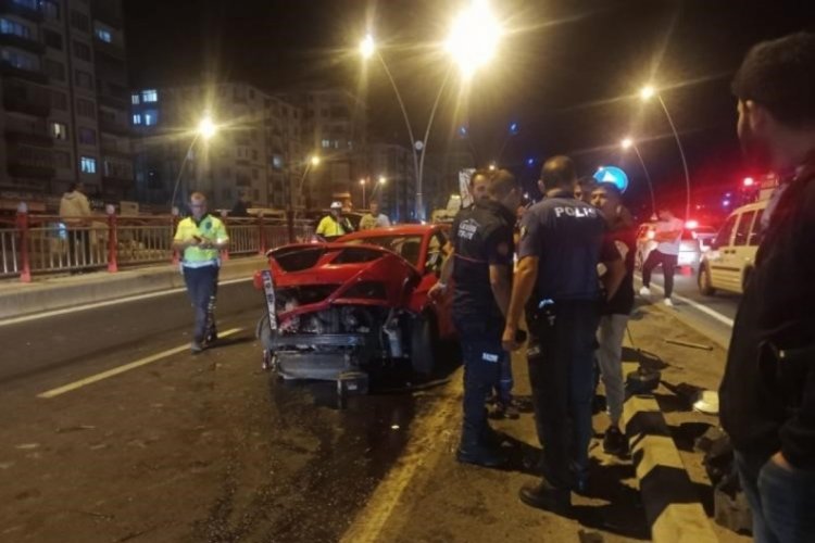 Kayseri'de otomobil kaza yaptı! Yaralının ablası, aracı g&ouml;r&uuml;nce kardeşini aradı