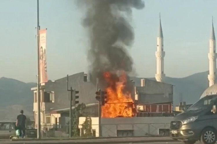 Bursa'da bir evin &ccedil;atısında yangın &ccedil;ıktı! Başka evlere sı&ccedil;ramadan s&ouml;nd&uuml;r&uuml;ld&uuml;