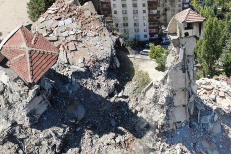 Depremlerden sonra ağır hasar alan binada &ccedil;atı tek kolon &uuml;zerinde kaldı