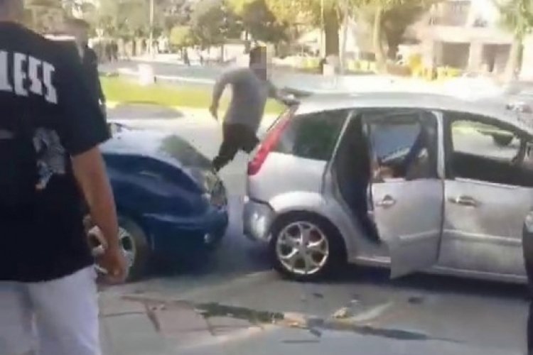 Bursa'da kaza sonrası s&uuml;r&uuml;c&uuml;ler birbirine girdi!