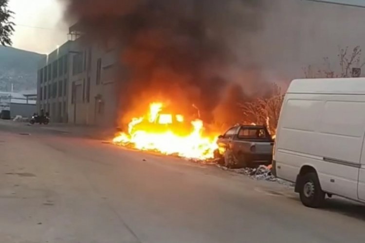 Bursa'da 2 &ccedil;ocuk &ccedil;uvalları &ccedil;akmakla ateşe verdi! Alevler 3 aracı k&uuml;le &ccedil;evirdi