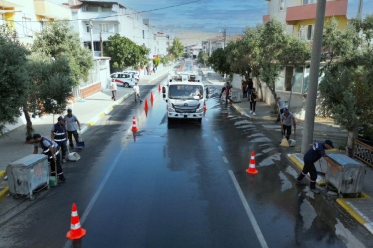 Balıkesir Karesi Belediyesi, Bağlar sokağı'nda "D&uuml;nya Temizlik G&uuml;n&uuml;" etkinliği d&uuml;zenledi