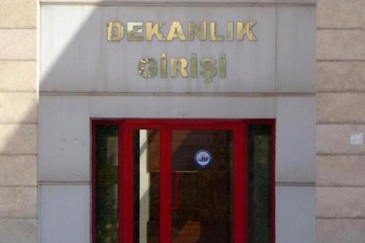 Dicle &Uuml;niversitesi'nde dekan yardımcısı kız &ouml;ğrenci tarafından bı&ccedil;aklandı