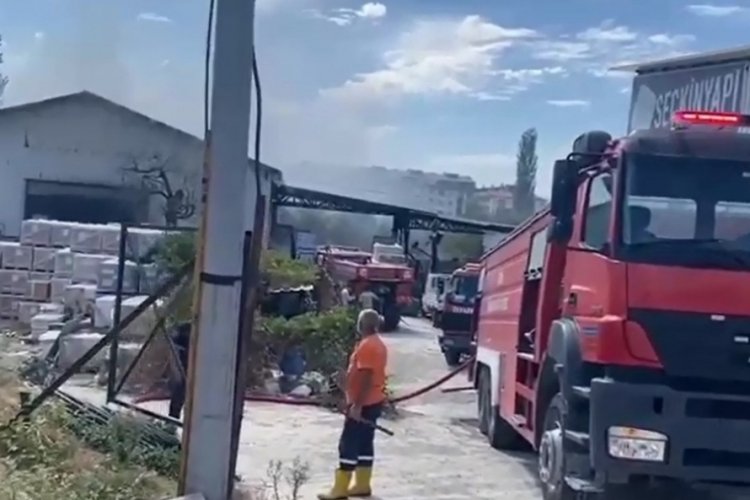 Bursa'da inşaat malzeme deposunda yangın
