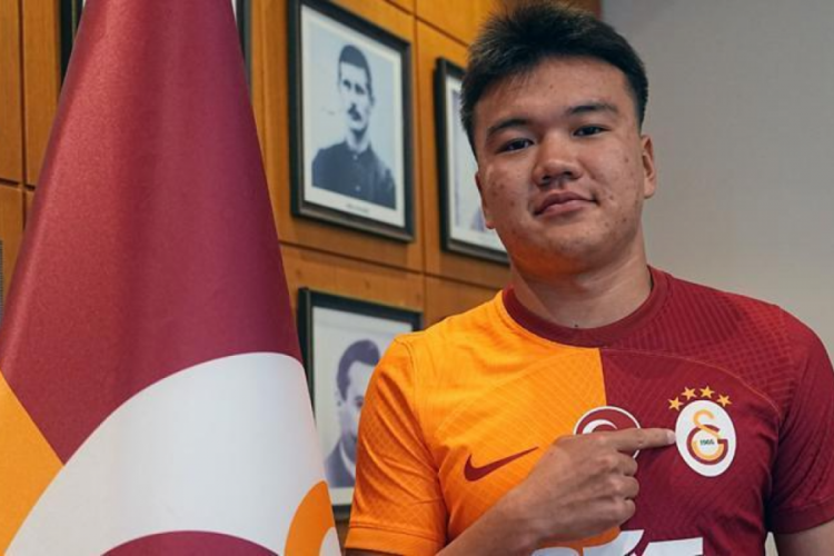 Galatasaray, Beknaz Almazbekov ile anlaştı
