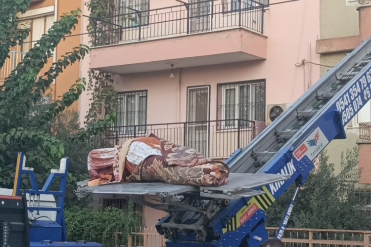 Manisa'da evinde &ouml;l&uuml; bulundu, cenazesi y&uuml;k asans&ouml;r&uuml; ile &ccedil;ıkarıldı