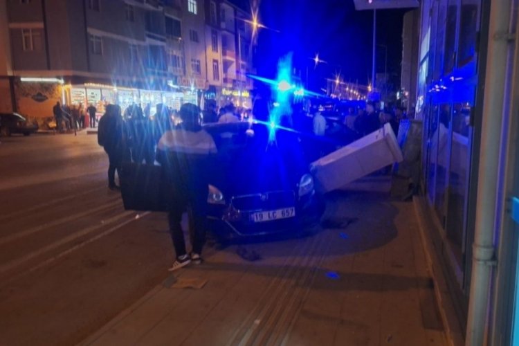 &Ccedil;orum'da &ccedil;arpışan otomobiller markete girdi