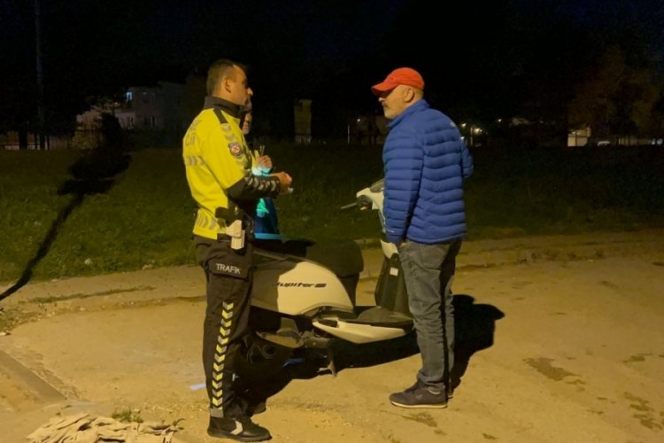 Bursa'da alkoll&uuml; s&uuml;r&uuml;c&uuml; motosikletten d&uuml;şt&uuml;! Ekiplere zor anlar yaşattı