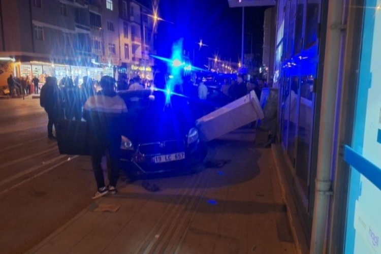 &Ccedil;orum'da iki otomobil, elektrik panosunu devirip markete girdi!
