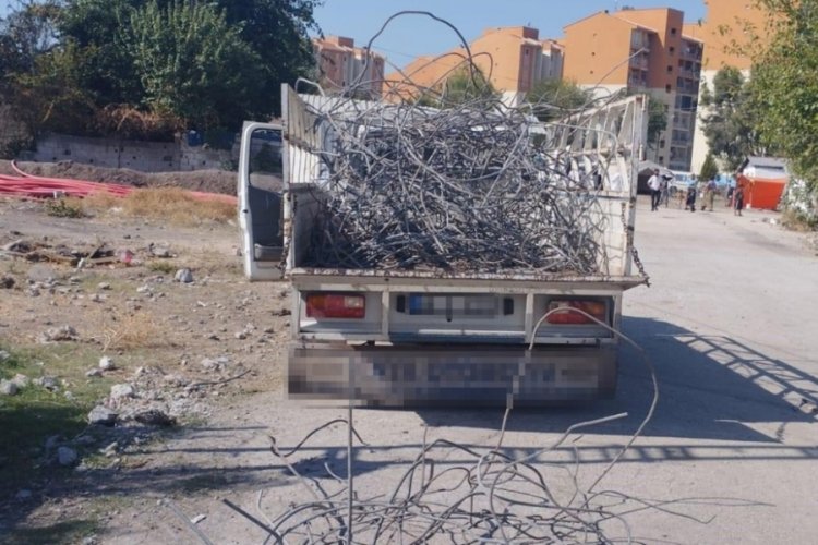Enkazlardan &ccedil;aldığı 460 kilo demiri satarken yakalandı