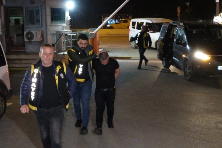 Bursa'da ev arkadaşını 3 kurşunla &ouml;ld&uuml;rd&uuml;! Başını keserek buzdolabında saklamış