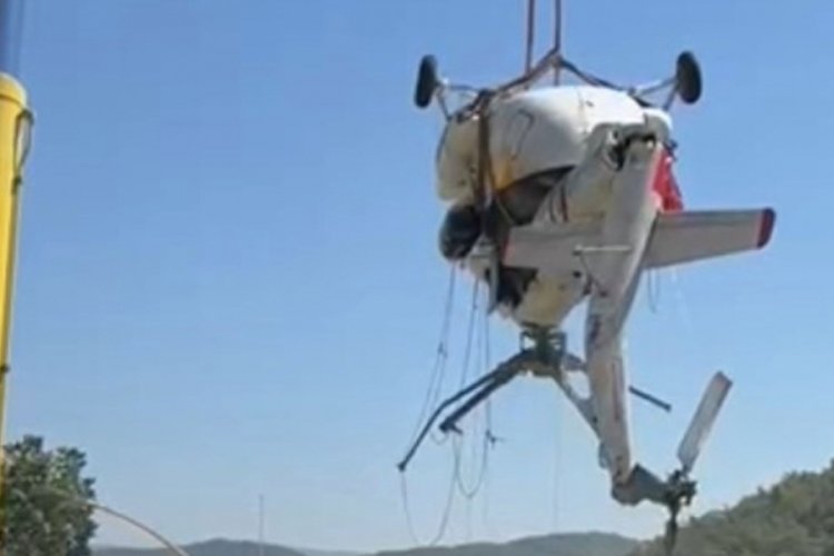 İzmir'de d&uuml;şen helikopterin enkazı kıyıya &ccedil;ıkartıldı