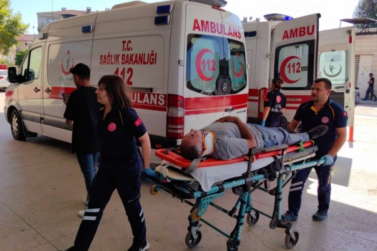 Bursa'da motosiklet yayaya &ccedil;arptı! 2 yaralı