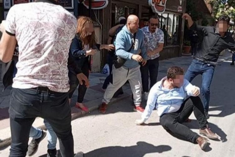 Kızının uygunsuz fotoğraflarını sosyal medyadan paylaştı!