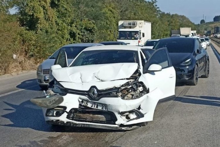 Bursa'da &ouml;n&uuml;ndeki otomobile &ccedil;arptı: 7 kişi yaralandı