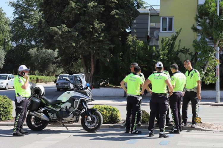 Denizli'de kamyonet yaya ge&ccedil;idindeki 4 kişiye &ccedil;arptı