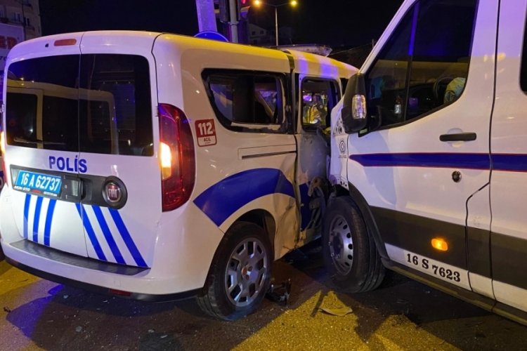 Bursa'da polis aracı ile servis minib&uuml;s&uuml; ve taksi &ccedil;arpıştı! 6 yaralı