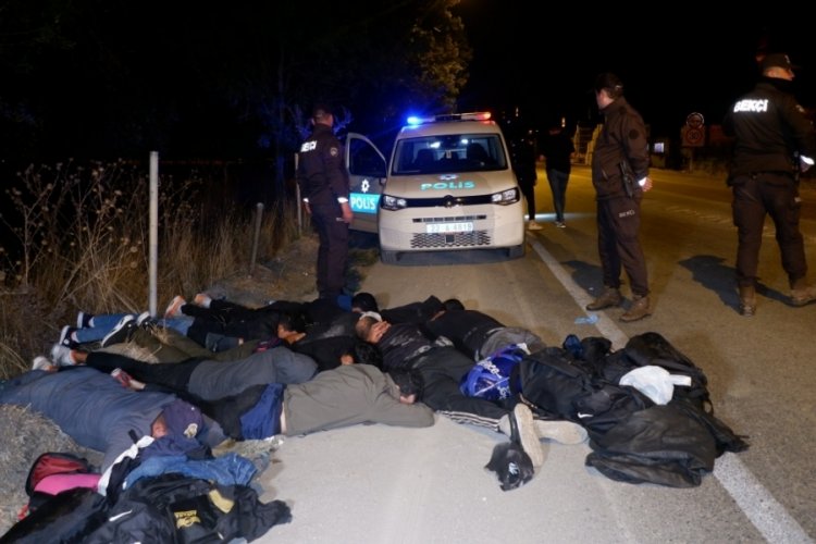 Edirne'de g&ouml;&ccedil;men ka&ccedil;ak&ccedil;ıları kaza yaptı! 9 g&ouml;&ccedil;men yakalandı