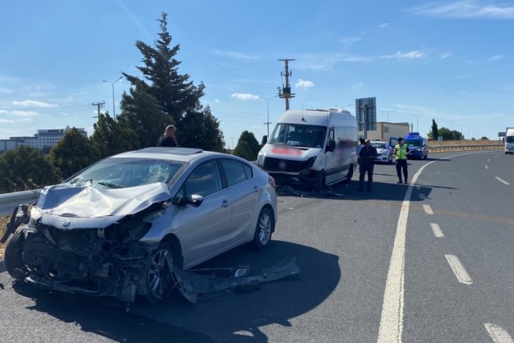 Tekirdağ'da ters y&ouml;ne giren otomobil, yolcu minib&uuml;s&uuml;yle &ccedil;arpıştı!