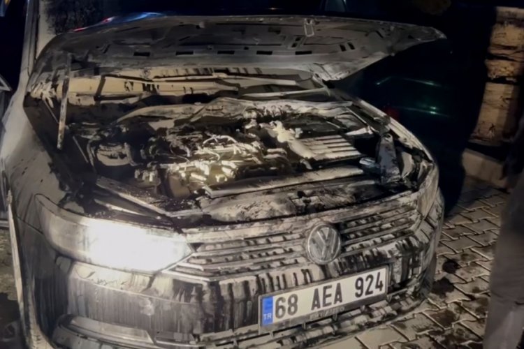 Aksaray'da otomobil seyir halindeyken motor b&ouml;l&uuml;m&uuml; yandı!