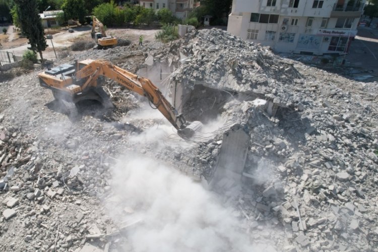 Adana'da Kahramanmaraş depremlerinin yol a&ccedil;tığı yıkım &ccedil;alışmaları hızla devam ediyor