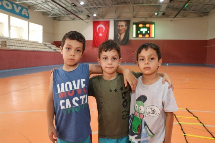 Amasya'da &uuml;&ccedil;&uuml;z kardeşler hentbol takımında birlikte ter d&ouml;k&uuml;yor