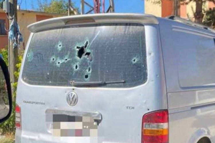 Boşanma aşamasındaki eşinin babasına ait araca kurşun yağdırdı
