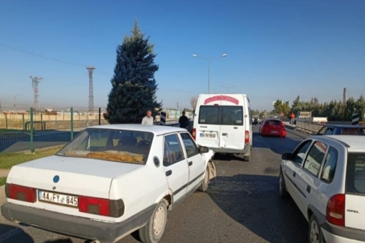 Malatya'da 4 ara&ccedil; zincirleme kaza yaptı!
