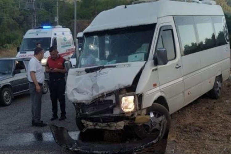 Ticari ara&ccedil; ile personel servisi &ccedil;arpıştı: 1 &ouml;l&uuml;, 7 yaralı