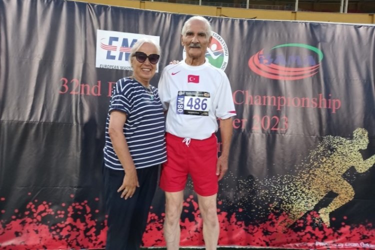 Bursa'da yaşayan emekli albay, atletizmde başarılarıyla dikkat &ccedil;ekiyor