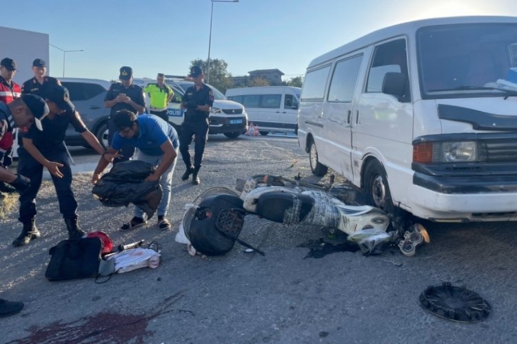 Bursa'da minib&uuml;s&uuml;n altında kalan motosikletli &ouml;l&uuml;mden d&ouml;nd&uuml;!