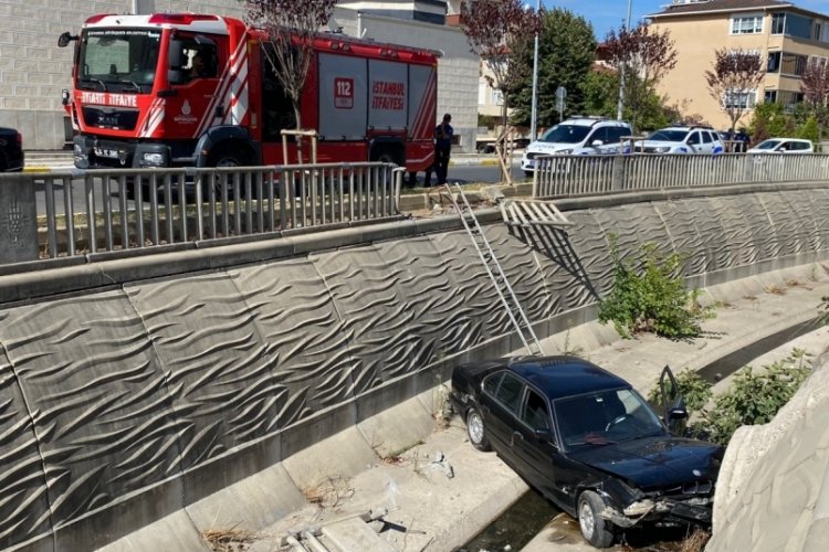 İstanbul'da ehliyetsiz s&uuml;r&uuml;c&uuml;n&uuml;n kullandığı ara&ccedil; kanala u&ccedil;tu: S&uuml;r&uuml;c&uuml; kurtuldu