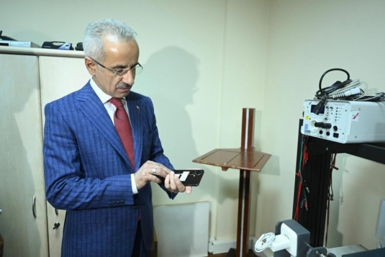 Bakan Uraloğlu cep telefonlarının dayanıklılık testlerini inceledi