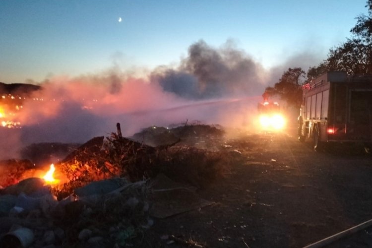 Balıkesir'de &ccedil;&ouml;p toplama alanında &ccedil;ıkan yangın itfaiye ekiplerince s&ouml;nd&uuml;r&uuml;ld&uuml;