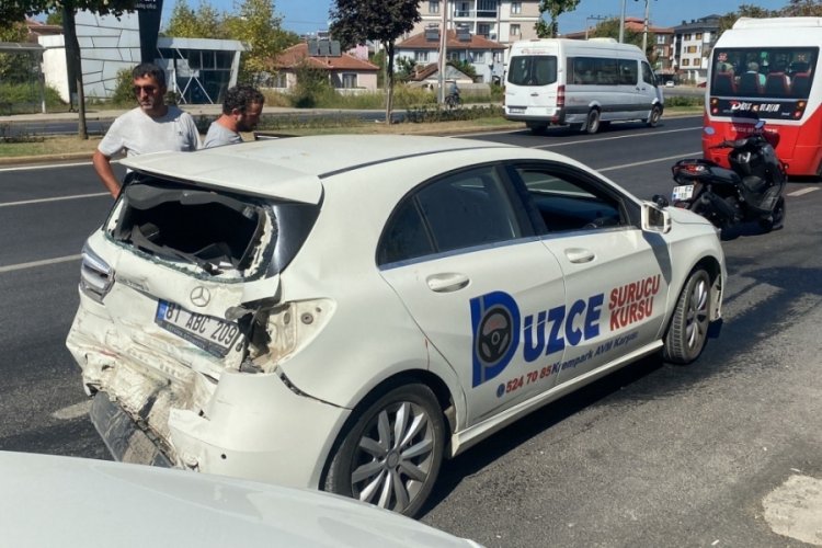 D&uuml;zce'de s&uuml;r&uuml;c&uuml; kursu otomobiline kamyon &ccedil;arptı: 3 yaralı
