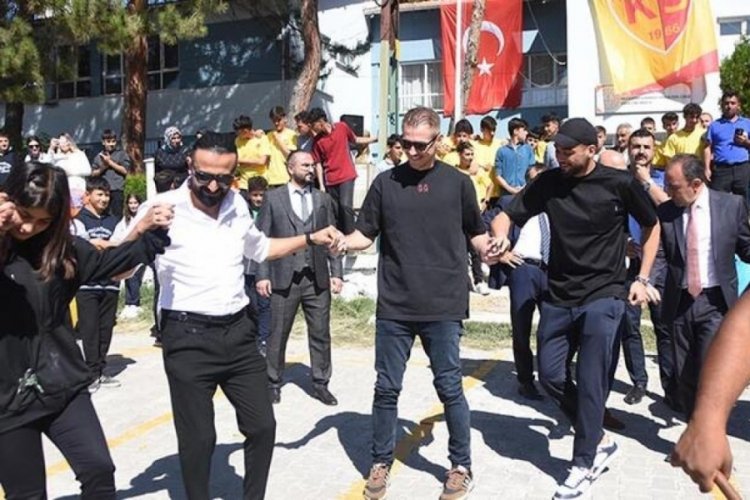 Kayserisporlu futbolcular halay &ccedil;ekti