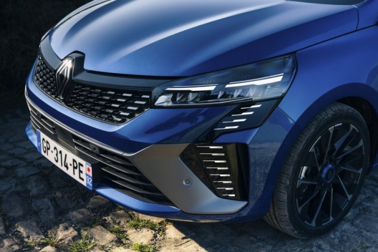Bursa'da &uuml;retilen Yeni Clio, T&uuml;rkiye'de satışa &ccedil;ıktı