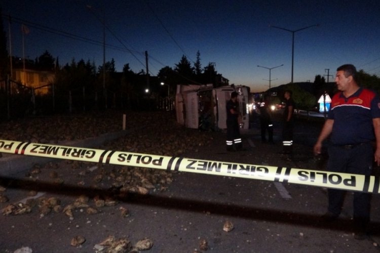 Burdur'da pancar y&uuml;kl&uuml; tır devrildi