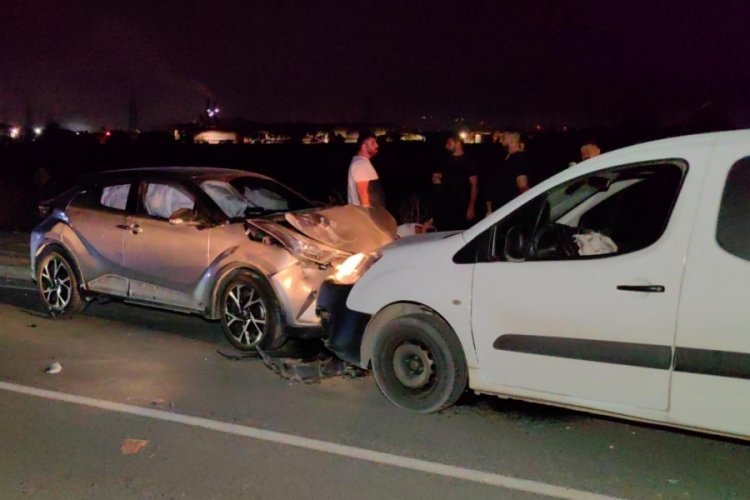 Bursa'da iki ara&ccedil; kafa kafaya &ccedil;arpıştı: 2'si &ccedil;ocuk 6 kişi yaralandı