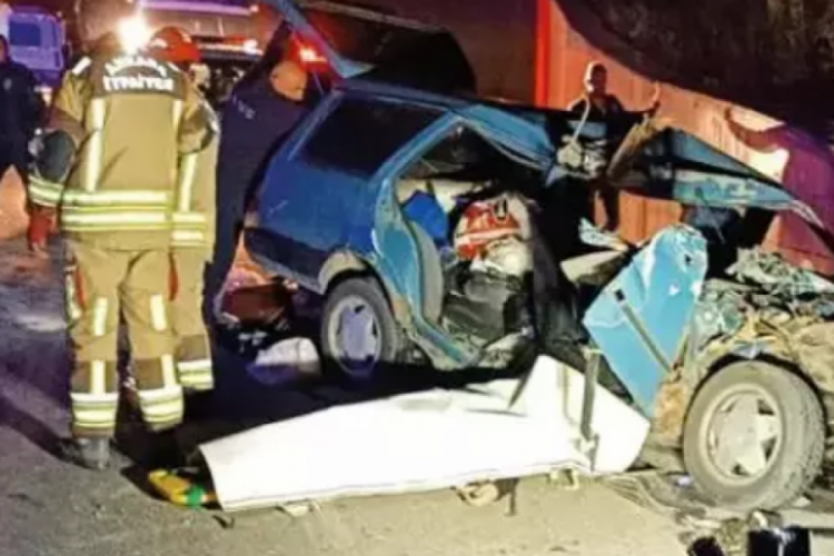 Ankara'da iki otomobil &ccedil;arpıştı: 2 &ouml;l&uuml;, 6 yaralı