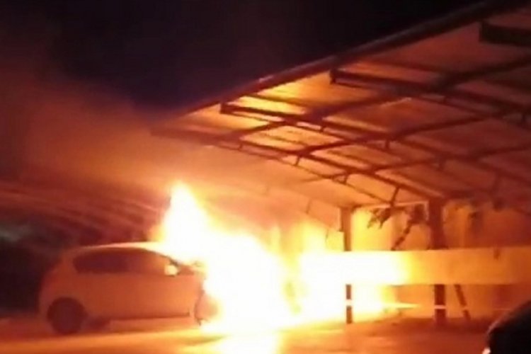 Hatay'da park halindeki ara&ccedil; alev alev yandı