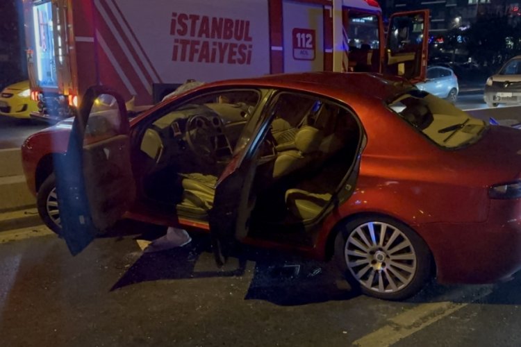 İstanbul'da kontrolden &ccedil;ıkan otomobil kamyonete &ccedil;arptı