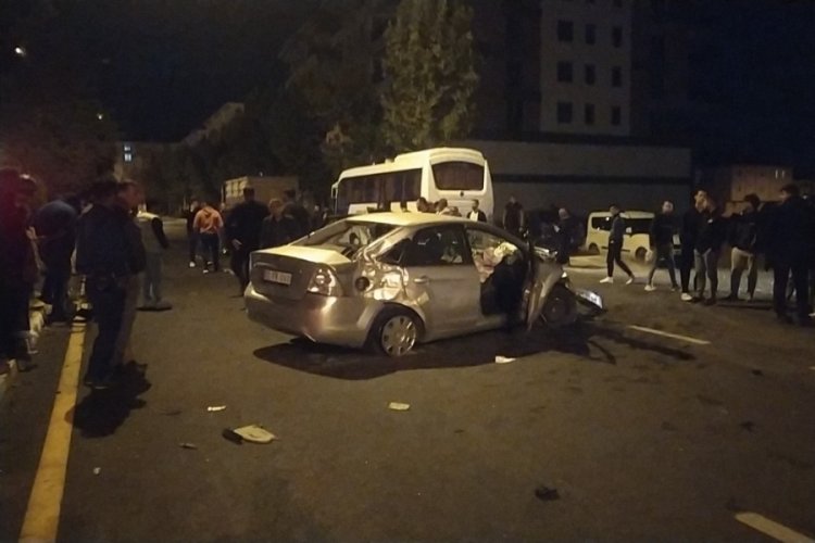 &Ccedil;orum'da kontrolden &ccedil;ıkan otomobil otob&uuml;se &ccedil;arptı