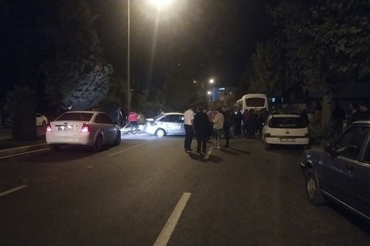 &Ccedil;orum'da otomobil otob&uuml;se &ccedil;arparak durabildi!